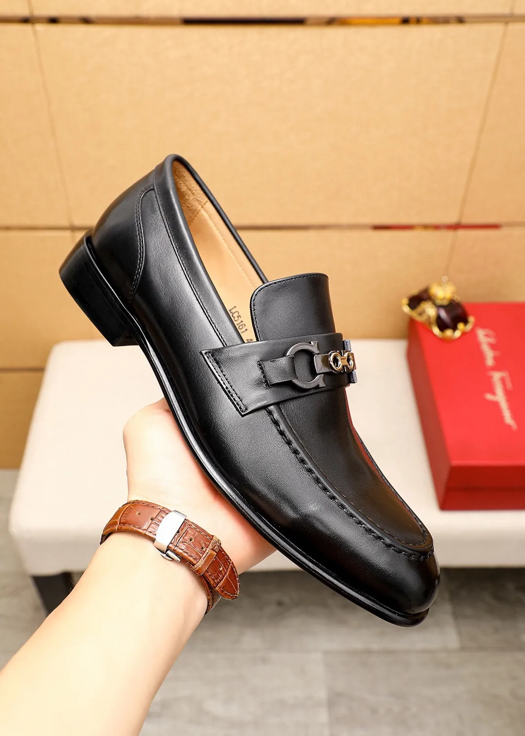Men's shoes 💰462 💐 Product trademark: Ferragamo "Ferragamo" casual leather shoes Regular size: 38-44 (45.46.47🉑️Customized) Product materials: Selected imported calfskin upper + classic hardware buckle, imported water-dyed cow leather lining. Strong three-dimensional visual effect, original outsole color: 1⃣️color optional
